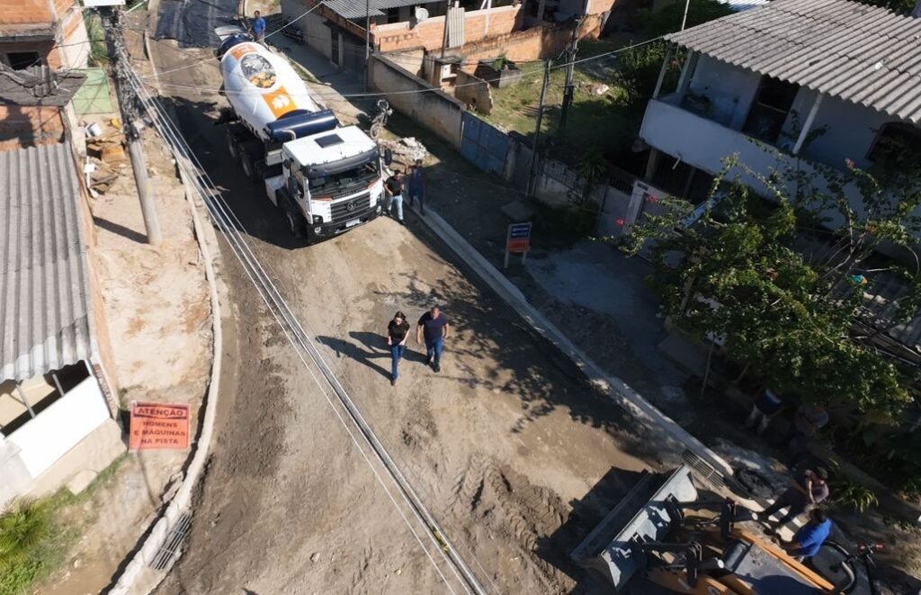 Prefeita Mariana Malta acompanha obras de drenagem, pavimentação e urbanização na Vila Cláudia
