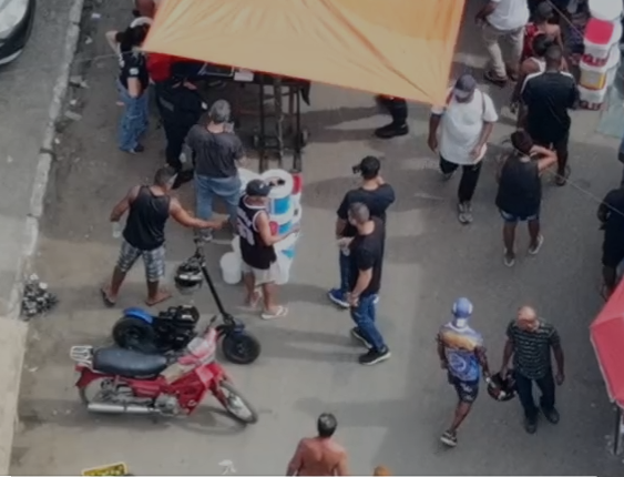 Secretaria de Ordem Urbana, Polícia Civil e Polícia Militar fazem operação na Feira de Areia Branca e recuperam celulares roubados