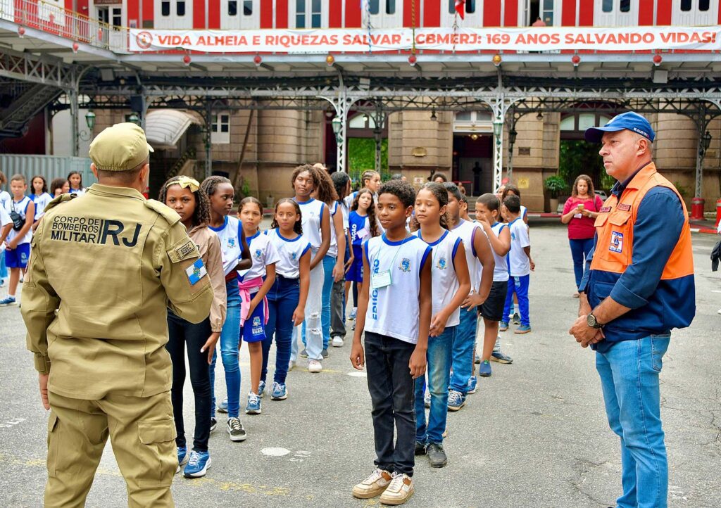 Alunos da rede municipal de Belford Roxo visitam Centro Histórico e Cultural do Corpo de Bombeiros