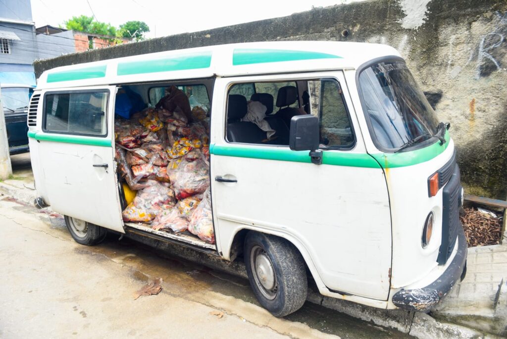 Ordem Urbana de Belford Roxo recolhe mais de uma tonelada de produtos fora da data de validade e estragados na feira de Areia Branca
