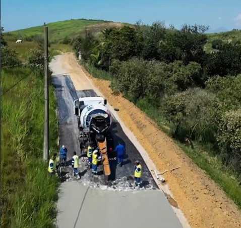 Prefeita Mariana Canella fiscaliza obras de pavimentação e drenagem na Estrada das Pedrinhas e no Morro da Bomba