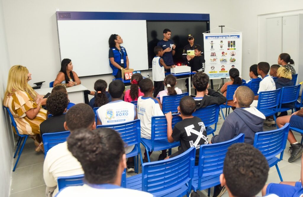 Alunos da Maria das Dores Fujii da Silva recebem primeiro dia do 'Projeto Educação Para o Trânsito' da Secretaria de Transporte