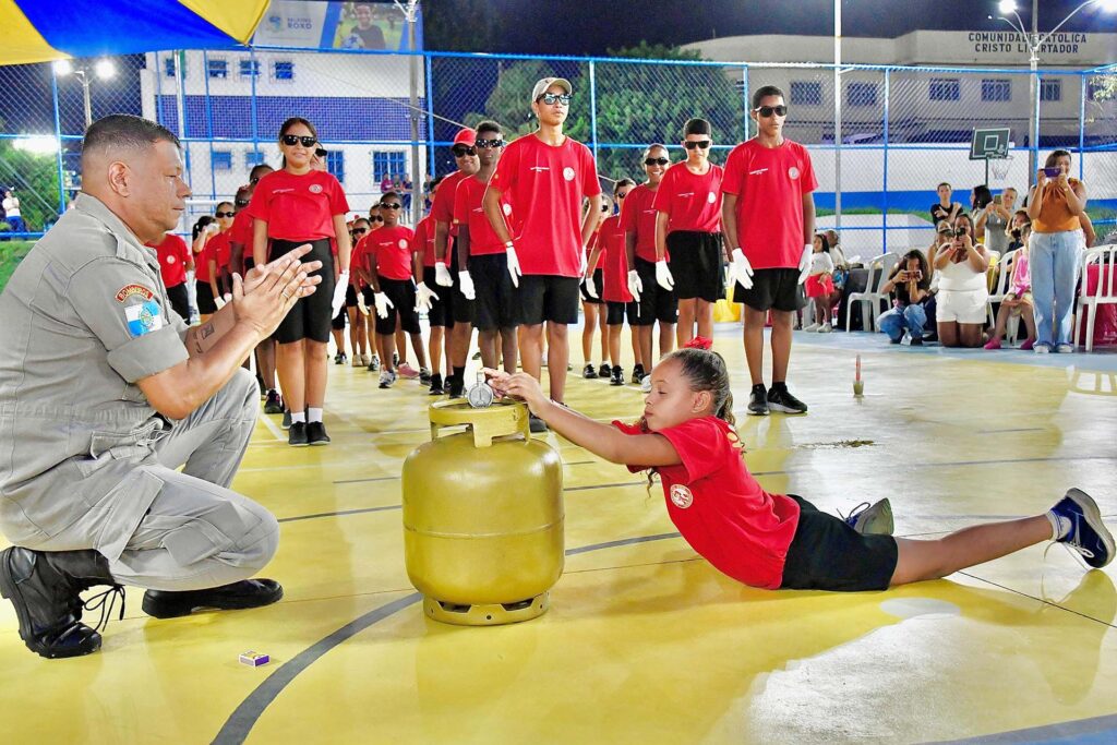 Secretaria de Esporte realiza formatura de alunos da Oficina de Bombeiro Mirim na Vila Olímpica
