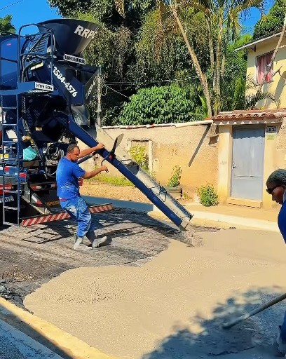Prefeita Mariana Malta acompanha obras de drenagem, pavimentação e urbanização na Vila Cláudia