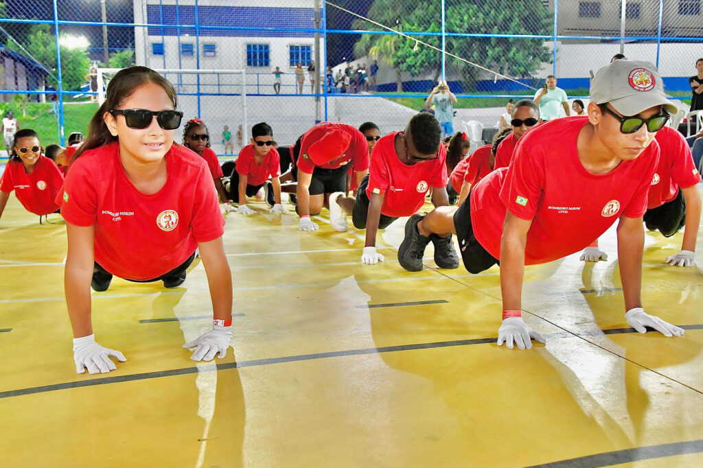 Secretaria de Esporte realiza formatura de alunos da Oficina de Bombeiro Mirim na Vila Olímpica
