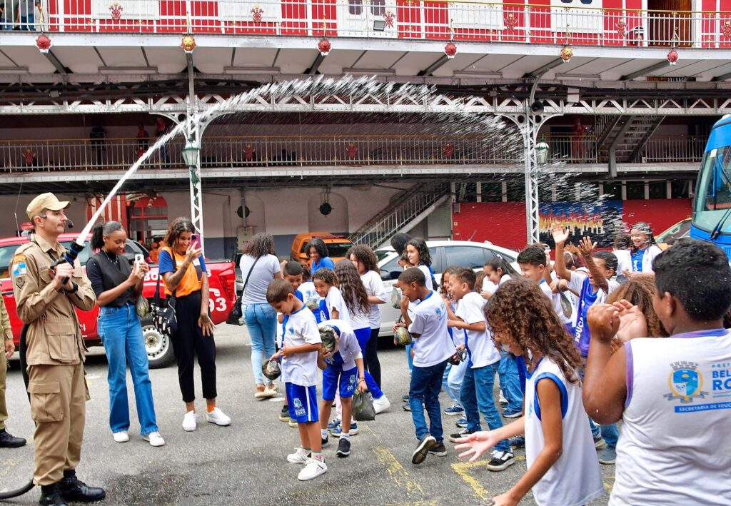 Alunos da rede municipal de Belford Roxo visitam Centro Histórico e Cultural do Corpo de Bombeiros