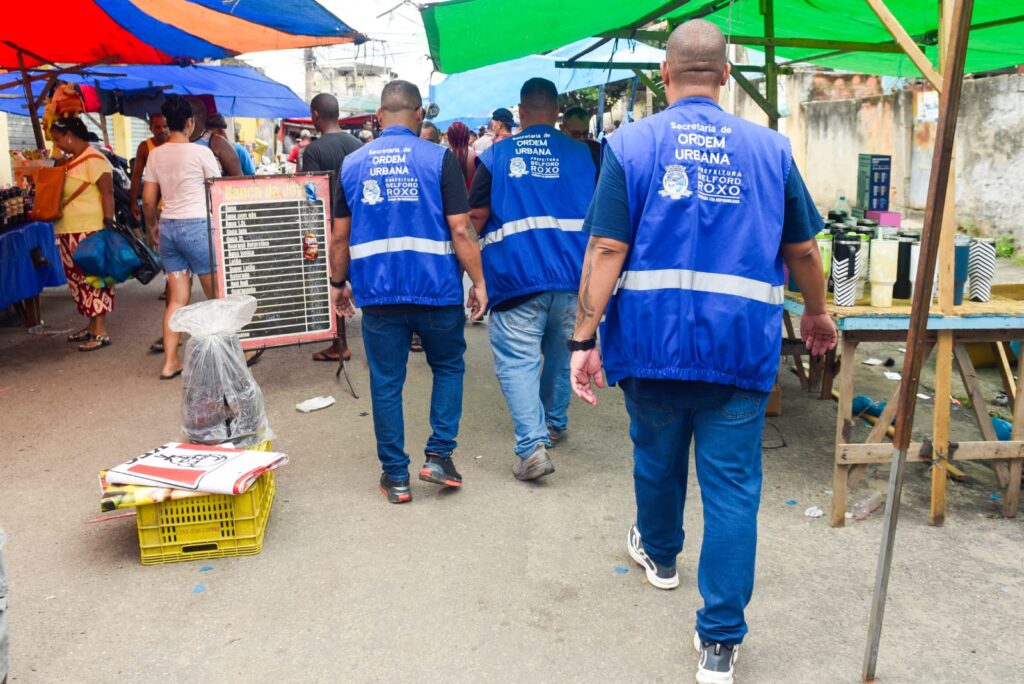 Ordem Urbana de Belford Roxo recolhe mais de uma tonelada de produtos fora da data de validade e estragados na feira de Areia Branca