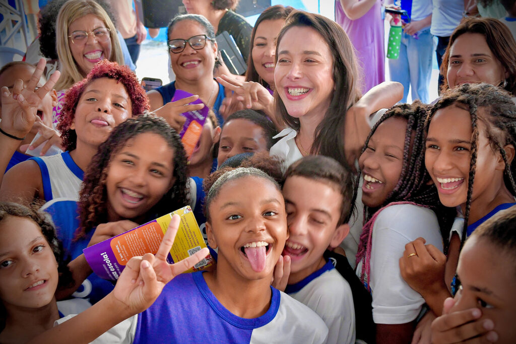 Prefeita Mariana Canella prestigia Programa Rio Lilás do Tribunal e Justiça na escola Alcides Cabral de Freitas