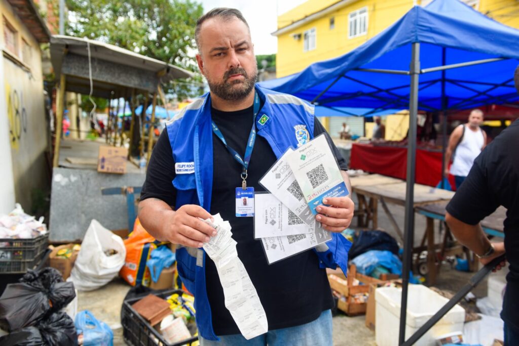 Ordem Urbana de Belford Roxo recolhe mais de uma tonelada de produtos fora da data de validade e estragados na feira de Areia Branca
