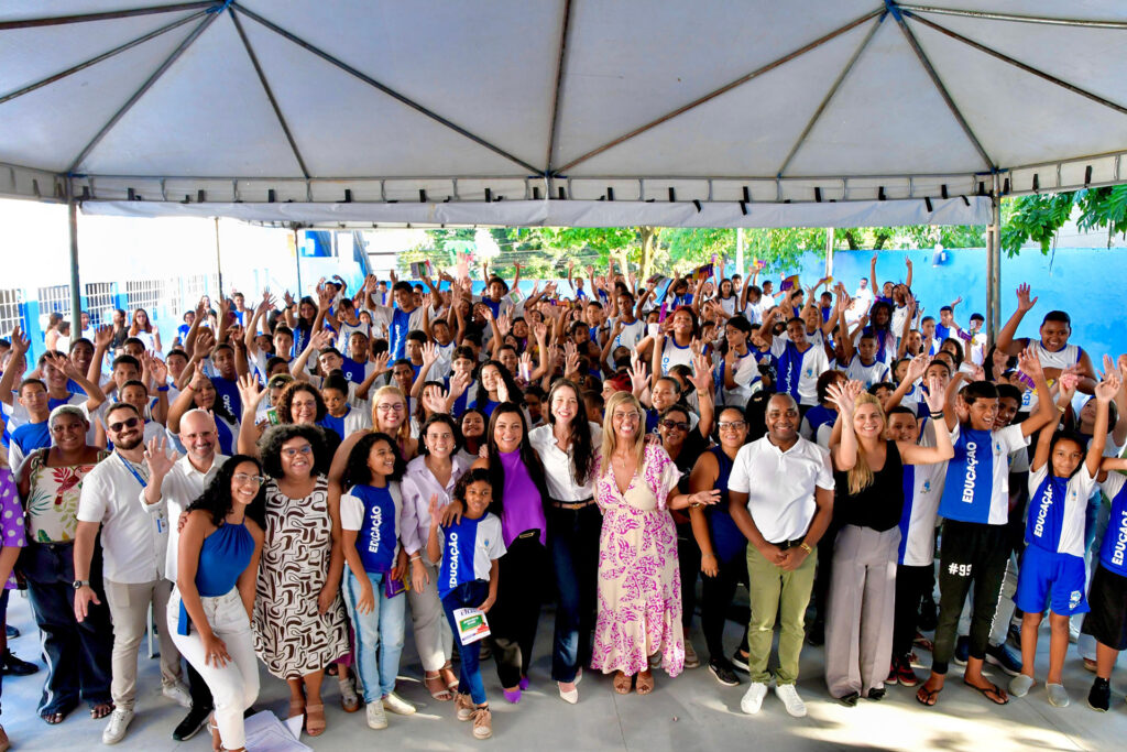 Prefeita Mariana Canella prestigia Programa Rio Lilás do Tribunal e Justiça na escola Alcides Cabral de Freitas