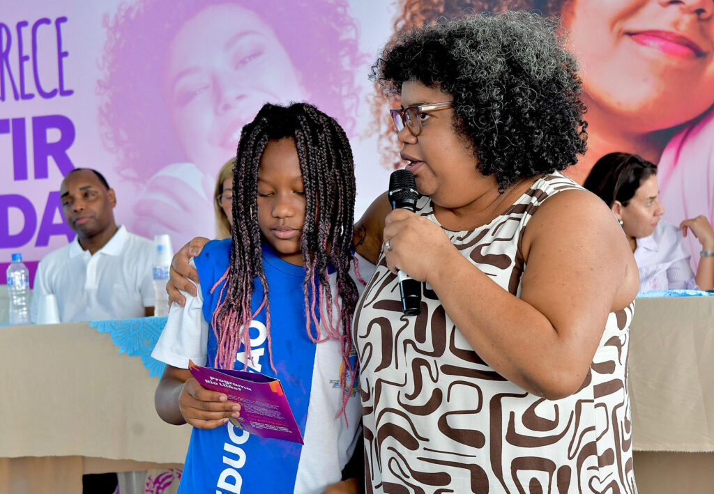 Prefeita Mariana Canella prestigia Programa Rio Lilás do Tribunal e Justiça na escola Alcides Cabral de Freitas