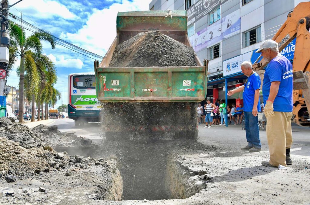 Secretaria Municipal de Conservação realiza reparo de vazamento na Travessa Rodoviária no Centro