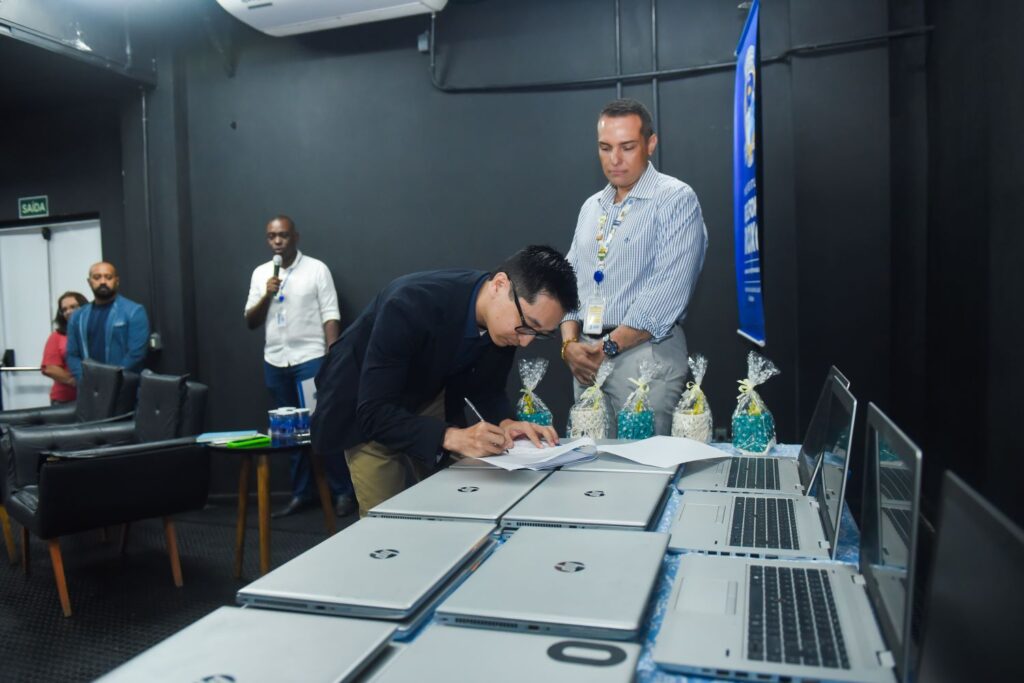 Lubrizol doa computadores para assistência social de Belford Roxo
