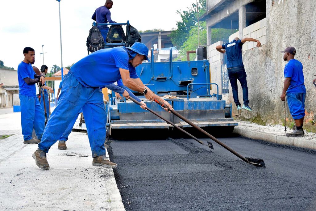 Prefeitura de Belford Roxo realiza colocação de novo asfalto e obras em ruas do bairro Malhapão