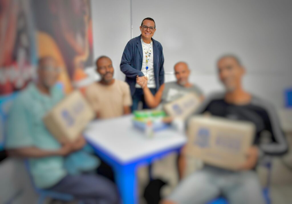 Pessoas em situação de rua começam a ter aula de alfabetização em Belford Roxo