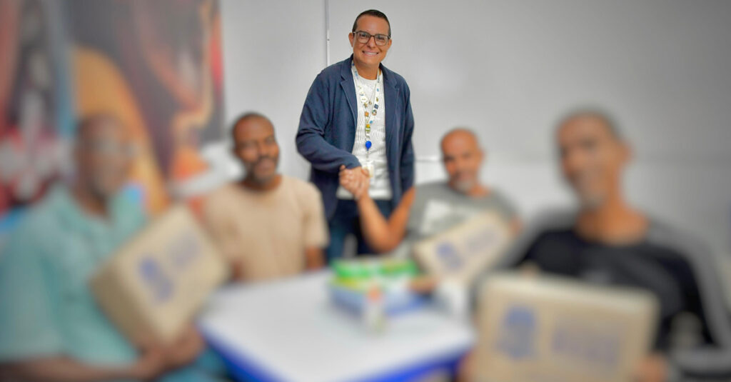 Pessoas em situação de rua começam a ter aula de alfabetização em Belford Roxo