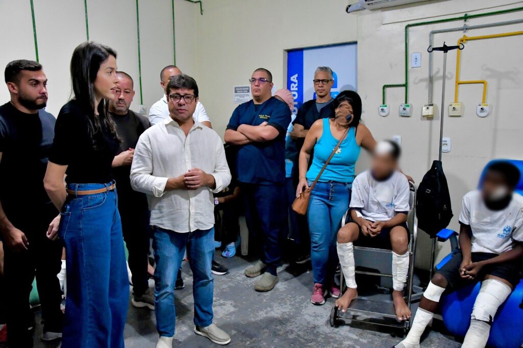 Prefeita Mariana Canella visita alunos que foram feridos na explosão de uma bomba caseira dentro de CIEP