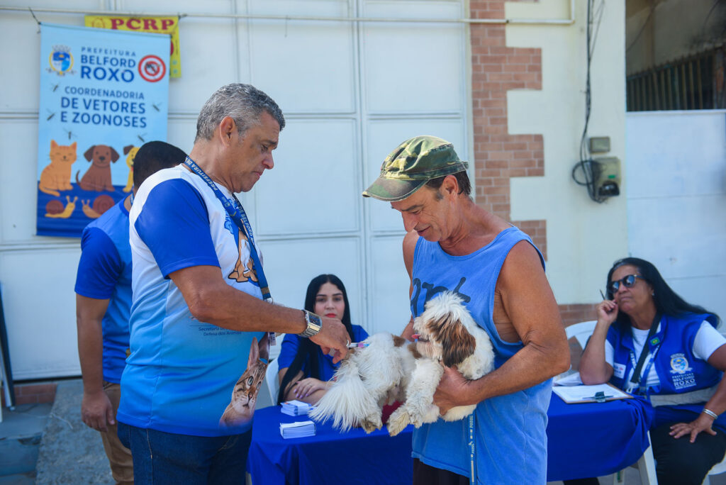Ação em Belford Roxo vacina mais de 300 animais contra a raiva