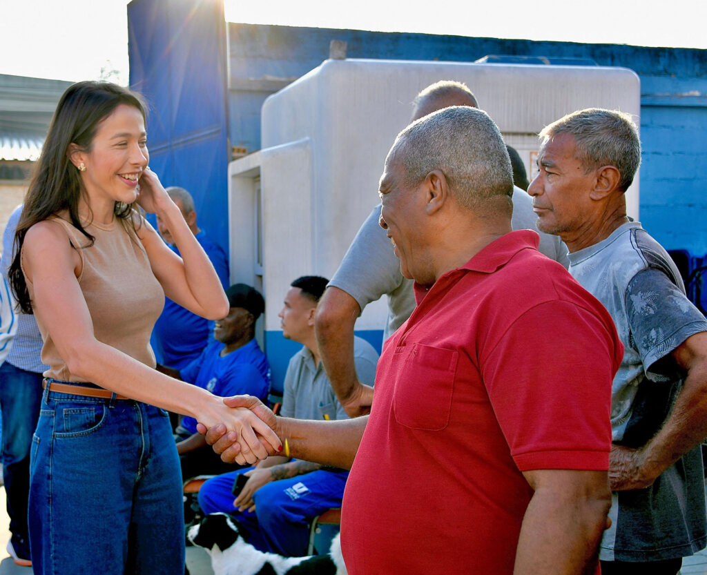 Prefeita Mariana Canella prestigia Festa do Dia do Gari na Secretaria de Serviços Públicos