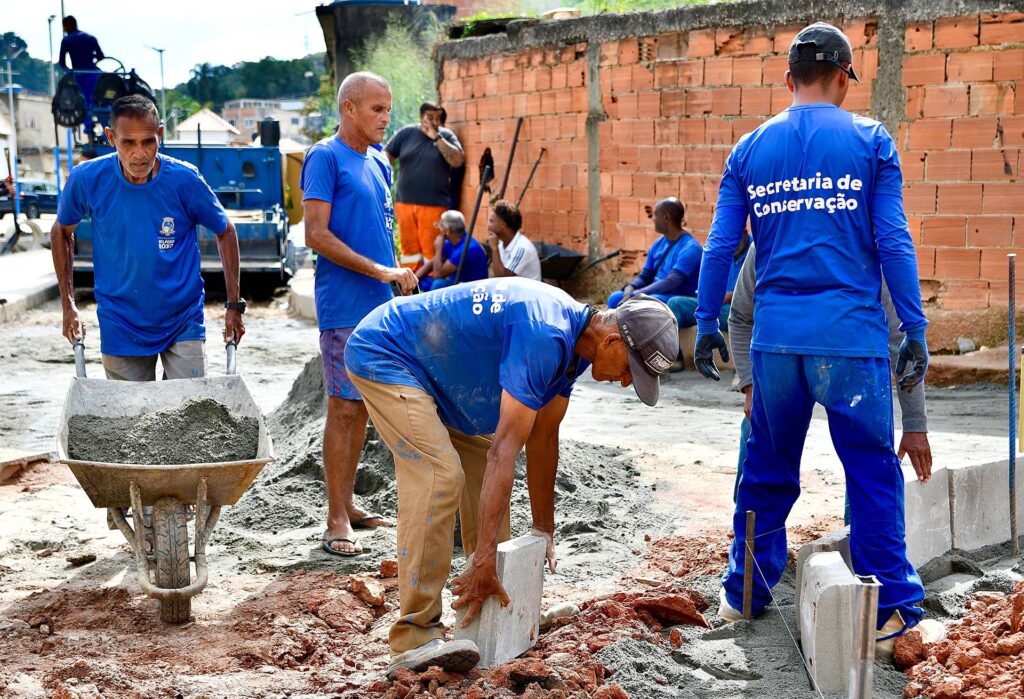 Prefeitura de Belford Roxo realiza colocação de novo asfalto e obras em ruas do bairro Malhapão