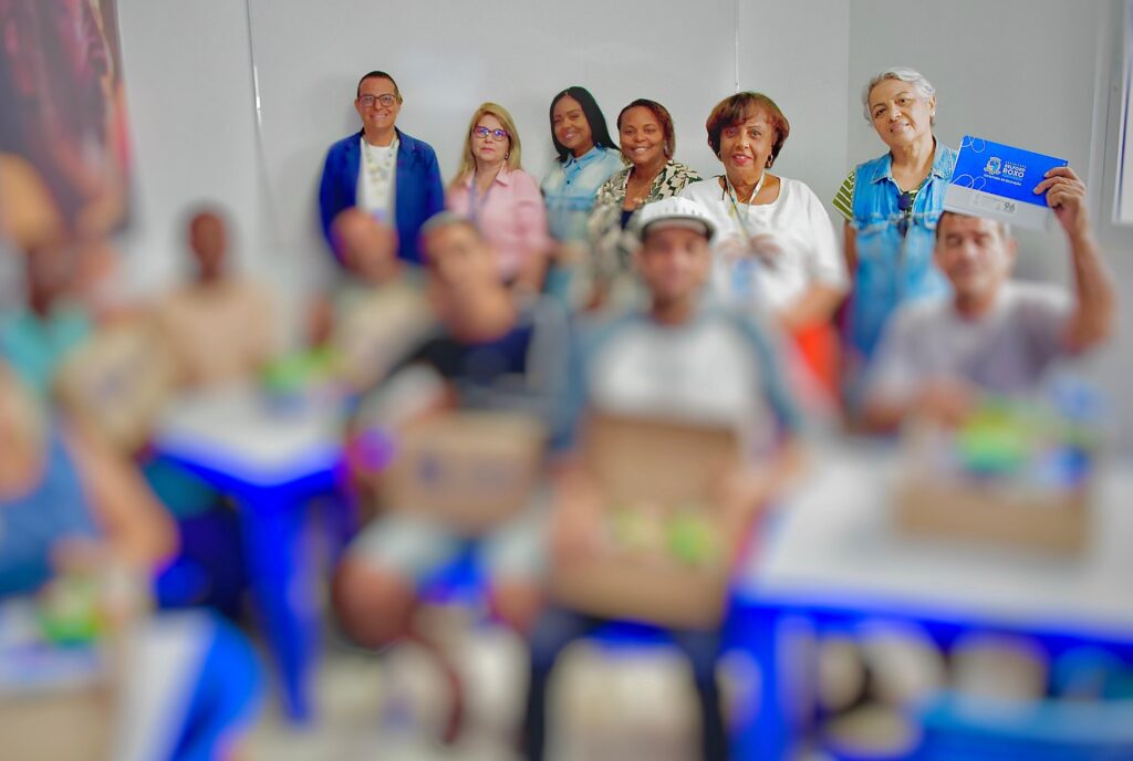 Pessoas em situação de rua começam a ter aula de alfabetização em Belford Roxo