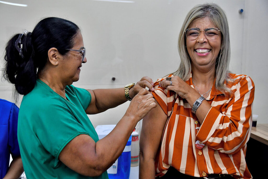 Secretaria Municipal de Saúde promove vacinação contra Influenza e Covid-19 para servidores municipais na Prefeitura de Belford Roxo