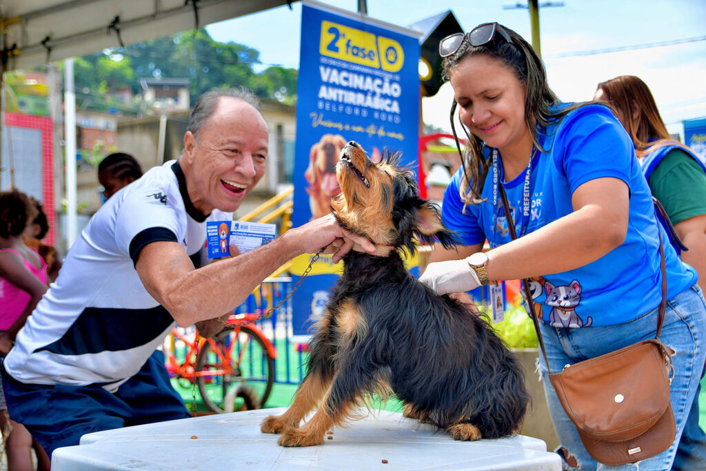 Ação Social na Praça do Wona vacina mais de 600 animais e aplica mais de 200 doses contra gripe e covid em Belford Roxo