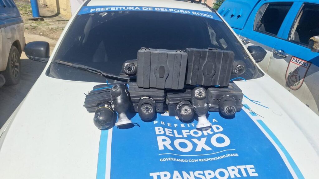 Ação conjunta da Polícia Militar com Secretaria Municipal de Transporte remove câmeras de monitoramento do tráfico de drogas nas Pedrinhas