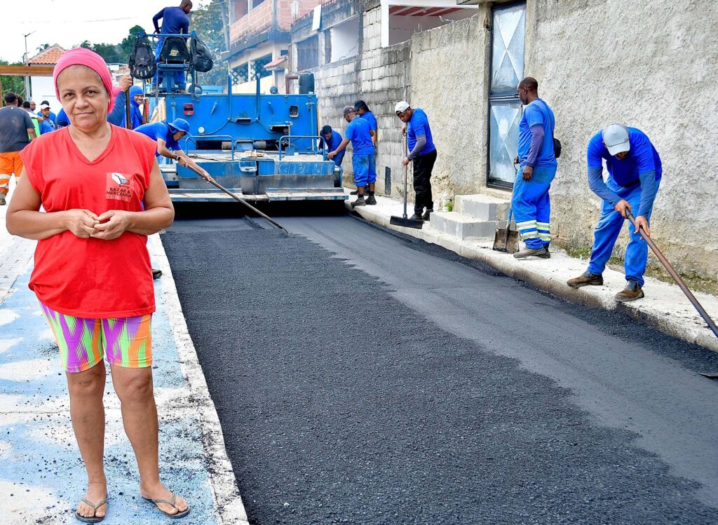 Prefeitura de Belford Roxo realiza colocação de novo asfalto e obras em ruas do bairro Malhapão