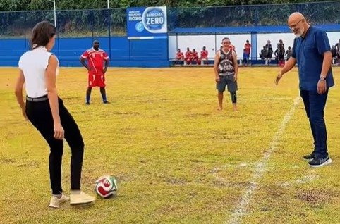 Prefeita Mariana Canella participa de ‘Futebol do Trabalhador’ no Campo Vicentão e visita outros bairros no Dia do Trabalhador