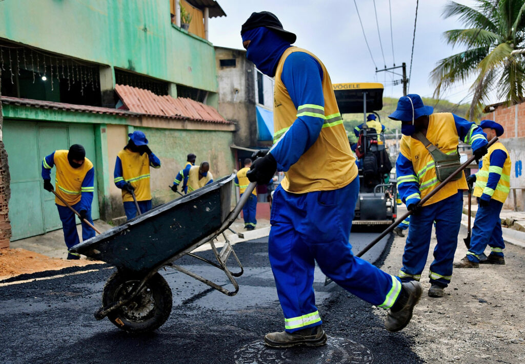 Vila Cláudia está ficando de cara nova com obras de pavimentação e aplicação de novo asfalto