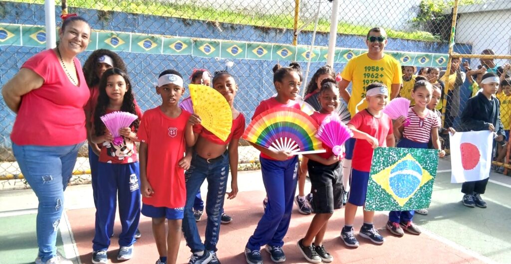 Escola Alejandro Nuñez Ferñandez entra em ritmo de Copa do Mundo e promove exposição sobre os países participantes