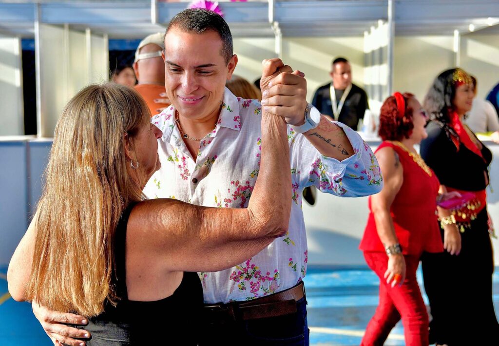 Tradição da Cultura Cigana contagia baile da Melhor Idade em Belford Roxo