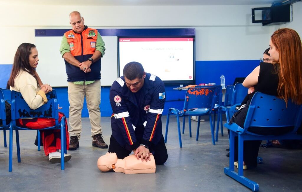 Parceria intersetorial capacita educadores da rede municipal de Belford Roxo em primeiros socorros
