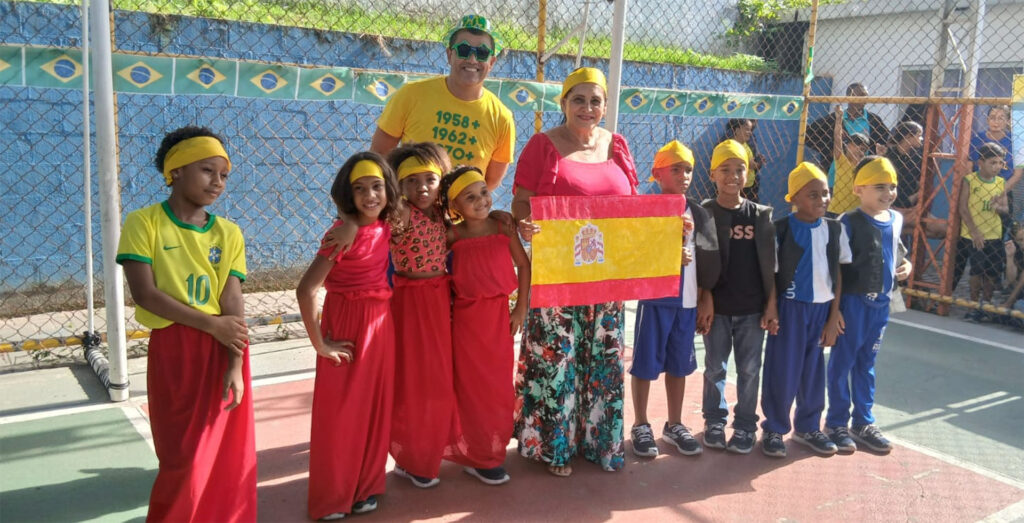 Escola Alejandro Nuñez Ferñandez entra em ritmo de Copa do Mundo e promove exposição sobre os países participantes