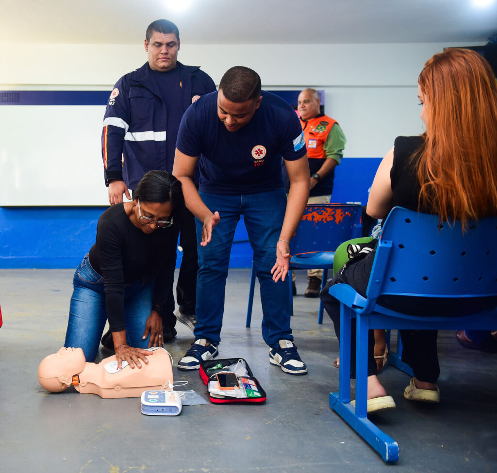 Parceria intersetorial capacita educadores da rede municipal de Belford Roxo em primeiros socorros