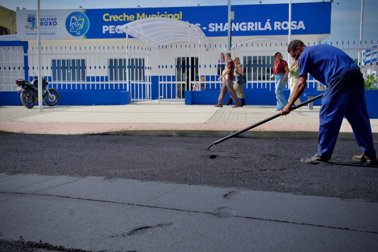 Prefeitura de Belford Roxo realiza colocação de novo asfalto em vias do Complexo Shangrilá Rosa