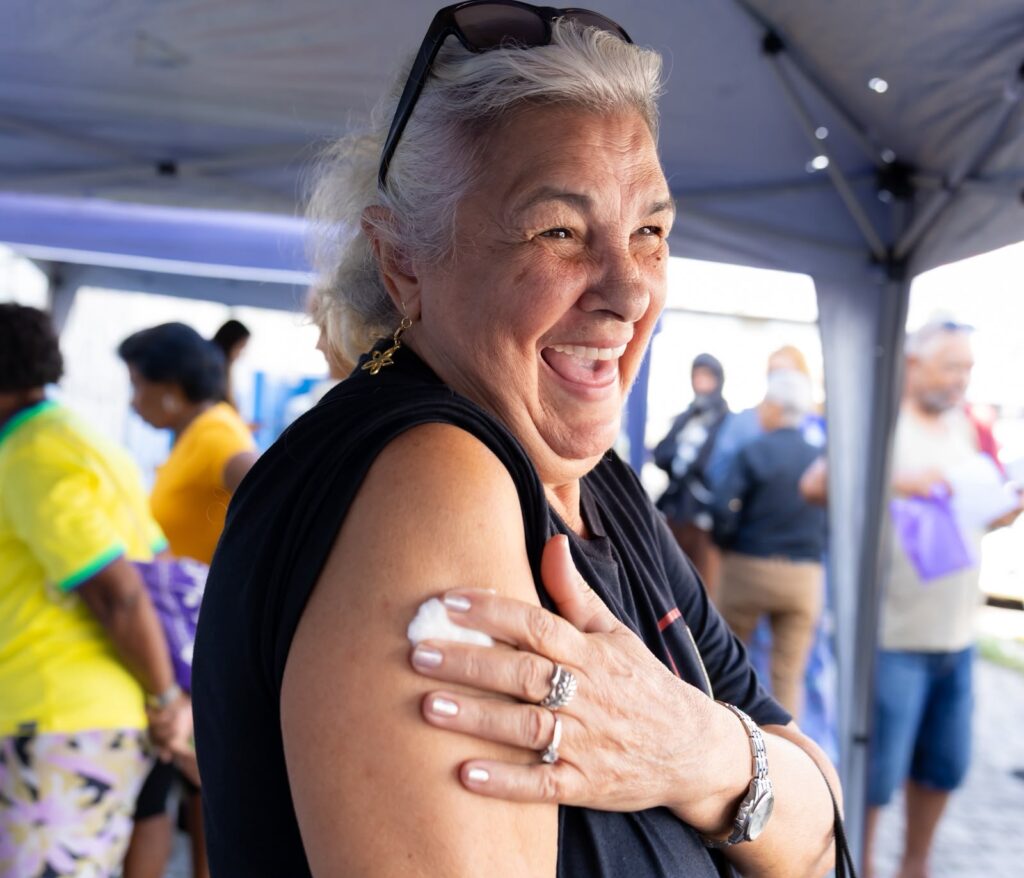 Ação do Junho Violeta orienta idosos sobre prevenção à violência e cuidados com a saúde em Belford Roxo