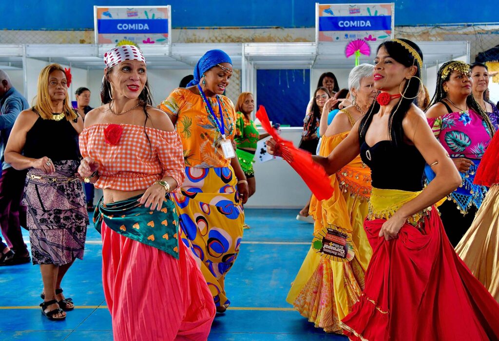 Tradição da Cultura Cigana contagia baile da Melhor Idade em Belford Roxo