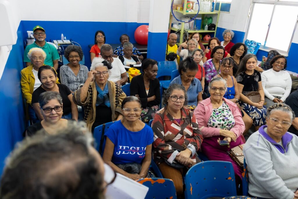 Ação do Junho Violeta orienta idosos sobre prevenção à violência e cuidados com a saúde em Belford Roxo
