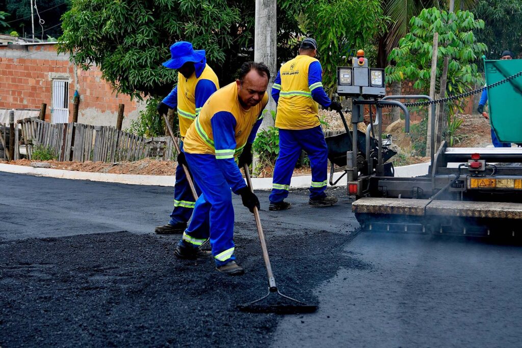 Prefeitura e Governo Estado realizam obras de pavimentação e drenagem com novo asfalto e calçamento no Shangrilá