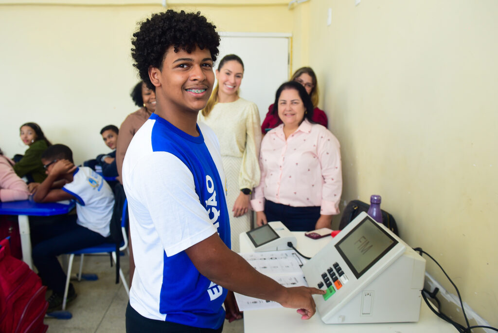 Juíza eleitoral de Belford Roxo faz palestra para alunos na Escola Manoel Gomes sobre a importância do voto