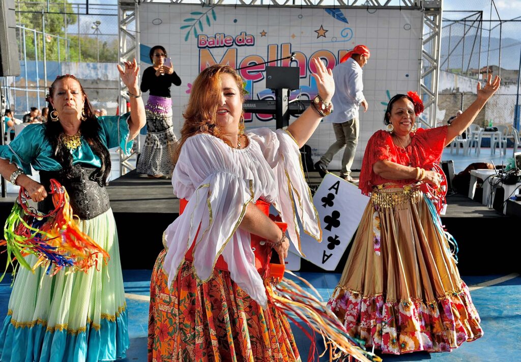 Tradição da Cultura Cigana contagia baile da Melhor Idade em Belford Roxo
