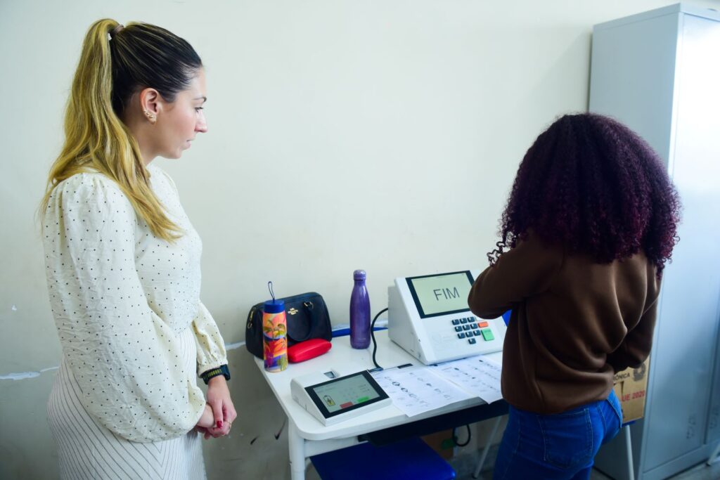 Juíza eleitoral de Belford Roxo faz palestra para alunos na Escola Manoel Gomes sobre a importância do voto