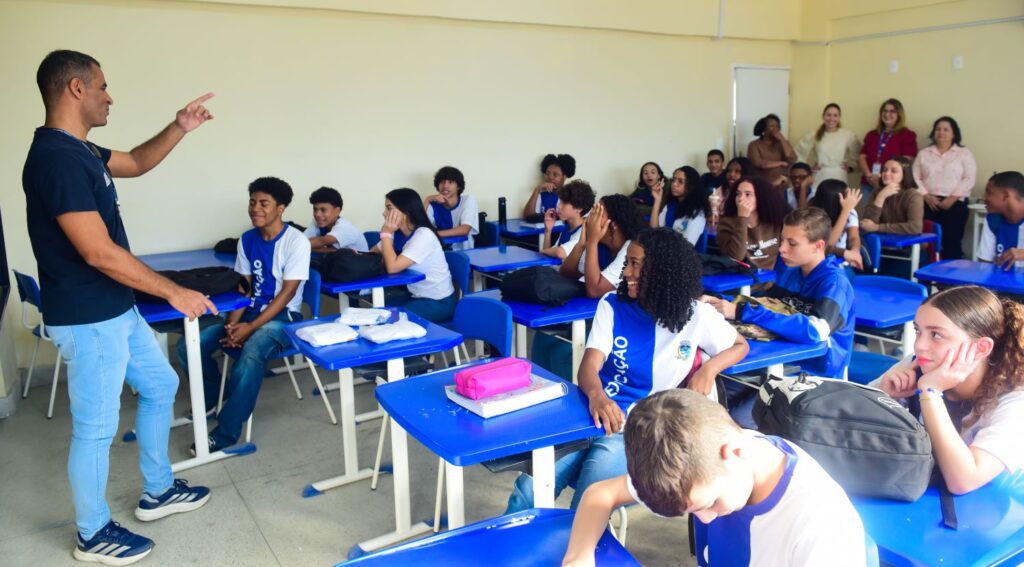 Juíza eleitoral de Belford Roxo faz palestra para alunos na Escola Manoel Gomes sobre a importância do voto