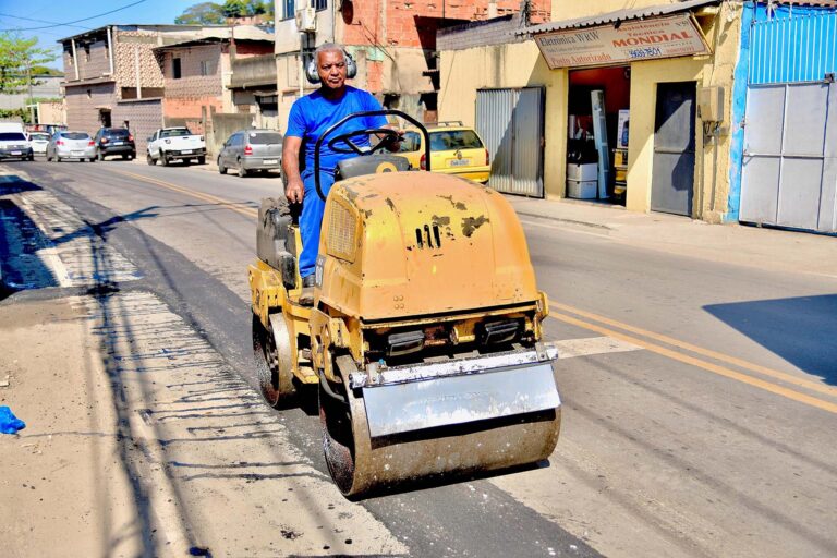 Estrada Doutor Farrula recebe novo recapeamento asfáltico para melhorar mobilidade e acessibilidade dos moradores