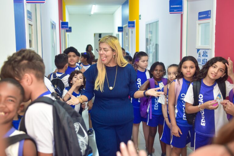 Secretária de Educação acompanha início das aulas de imersão ao inglês e reforço na nova Escola Municipal Bilíngue