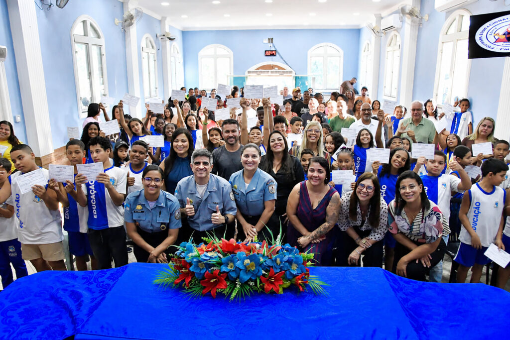 Proerd forma 58 alunos do 5º ano na escola municipal Tenente Walmor Lynch Valença