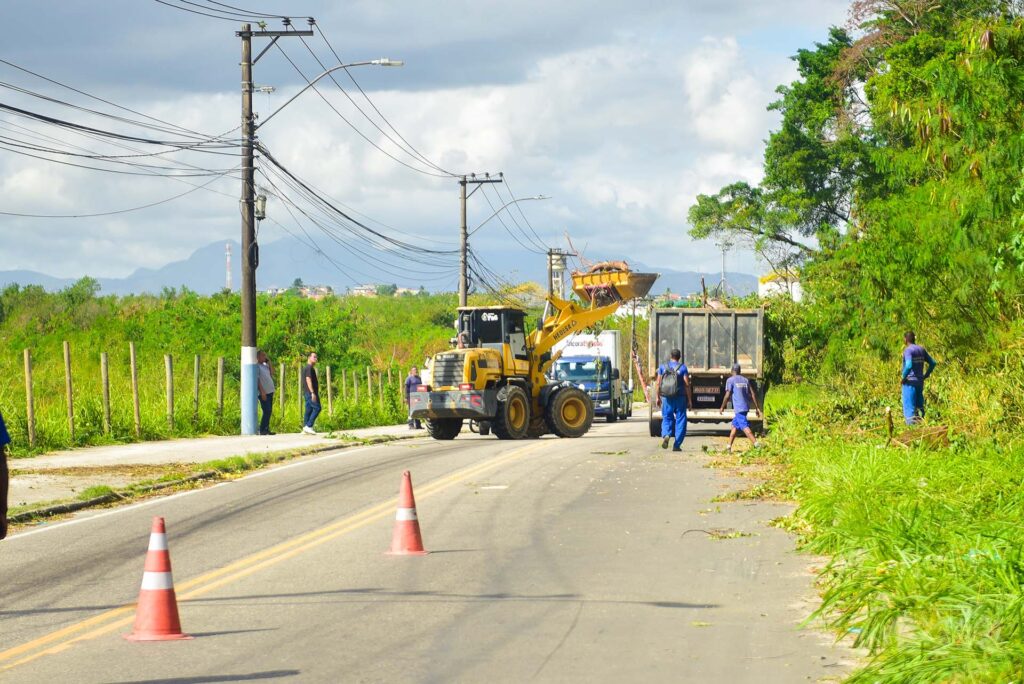 Prefeita de Belford roxo vai às ruas verificar os estragos feitos pela ventania