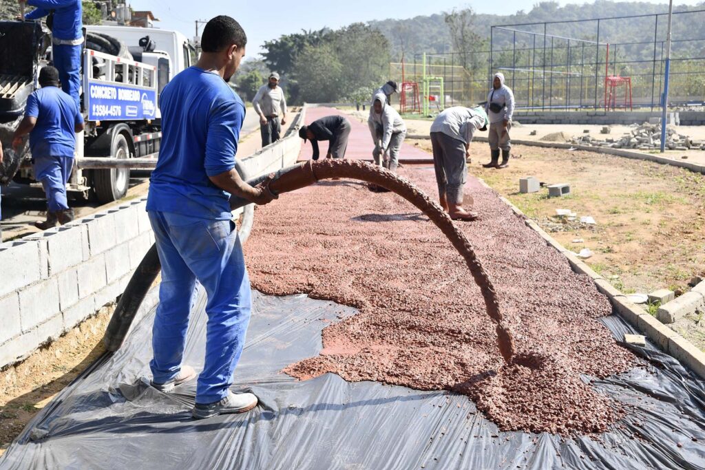 Prefeita Mariana Canella visita obras da futura Vila Olímpica de Nova Aurora que já conta com nova e moderna pista de caminhada